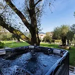 Spyrelia With Private Pool & Outdoor Hot Tub