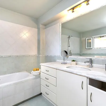Hébergement de vacances Spyrelia With Private Pool & Outdoor Hot Tub