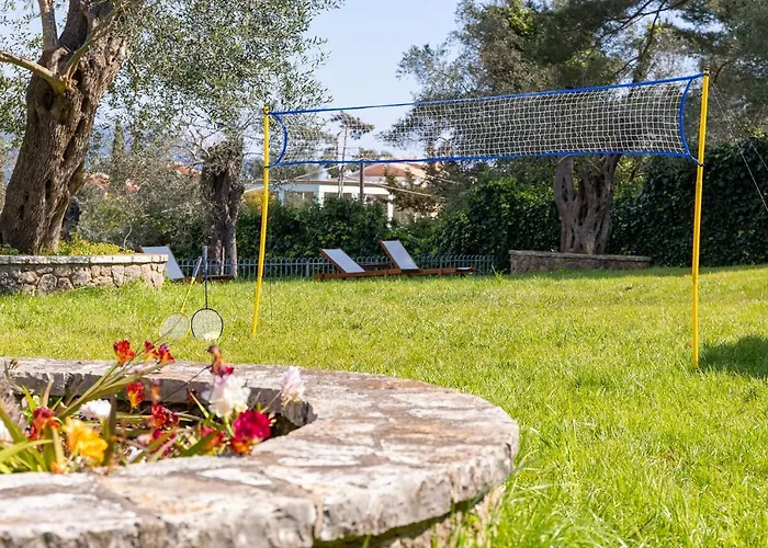 Spyrelia With Private Pool & Outdoor Hot Tub