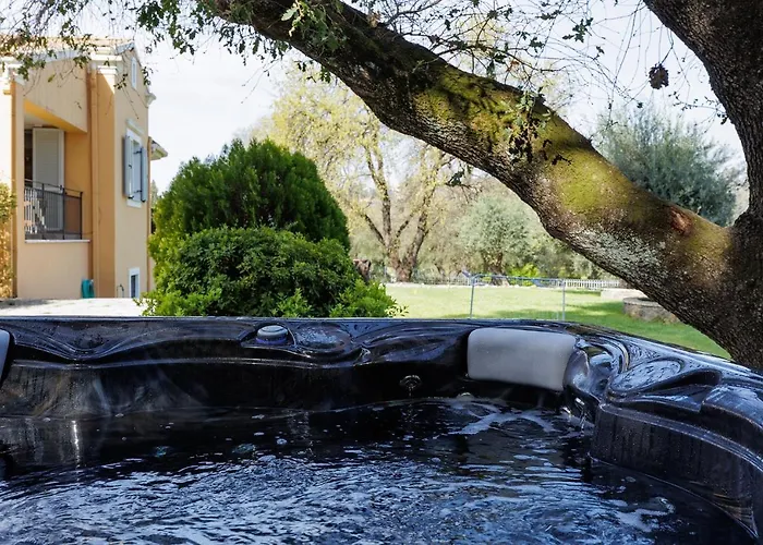 Spyrelia With Private Pool & Outdoor Hot Tub *